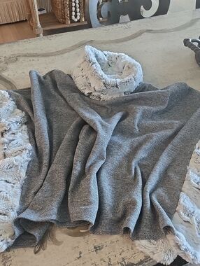 Capote Women’s Gray Faux-Fur Trim Bamboo Fleece Poncho, NWOT